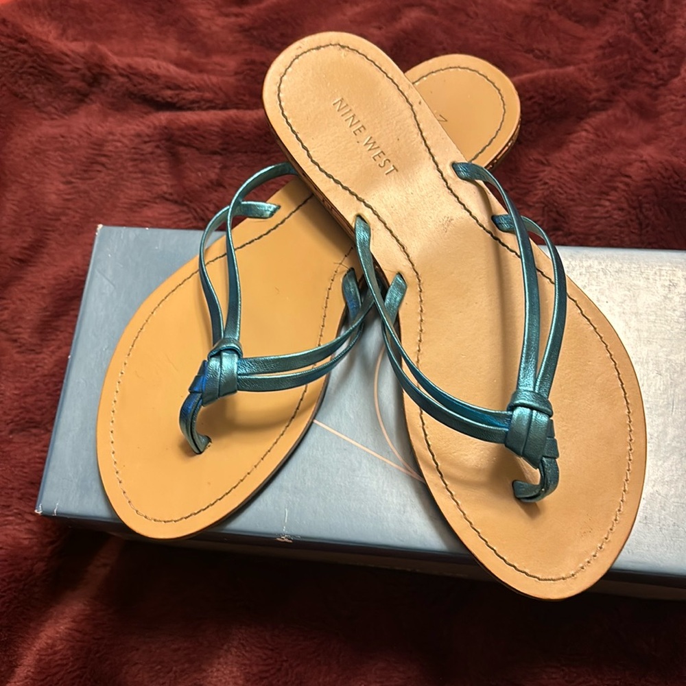 🥰Nine West Super-cute Turquoise Metallic thong flat sandal. Size 6 1/2